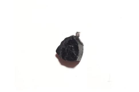 COMODIN | COLGANTE TURMALINA NEGRA SIN TALLAR EN BRUTO1-1.5 CM APROX.