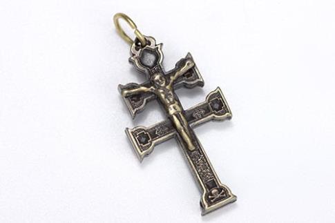 COMODIN | CRUZ CARAVACA METAL ENVEJECIDO 3.5 CM. ACABADO ARTESANAL