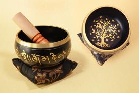 CUENCOS TIBETANOS | CUENCO DE LATN NEGRO DECORADO CON EL ARBOL DE LA VIDA, COJN Y BAQUETA DE MADERA. APROX. 11 CMS  (500GR)