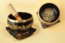 CUENCOS TIBETANOS | CUENCO DE LATN NEGRO DECORADO CON LA MANO DE FATIMA.  COJN Y BAQUETA DE MADERA.APROX. 11 CMS  (500GR)