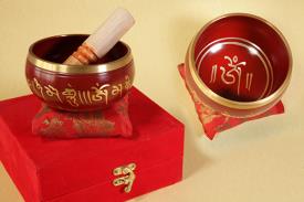 CUENCOS TIBETANOS | CUENCO DE LATN ROJO DECORADO CON COJN Y BAQUETA DE MADERA. EN CAJA DE TERCIOPELO (500GR)