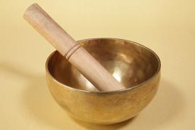 CUENCOS TIBETANOS | CUENCO TIBETANO 7 METALES ARTESANAL CON BAQUETA MADERA 15 CM.  APROX. (700 GR)