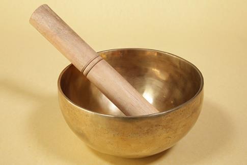 CUENCOS TIBETANOS | CUENCO TIBETANO 7 METALES ARTESANAL CON BAQUETA MADERA 15 CM.  APROX. (700 GR)