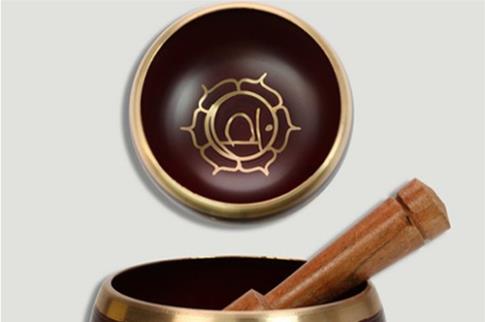 COMODIN | CUENCO TIBETANO LATON TALLADO ROJO OSCURO 10-12.5 CM. (INCLUYE BAQUETA)