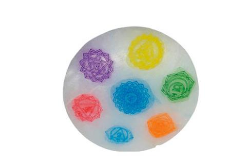 COMODIN | DISCO DE SELENITA CON SIMBOLOS 7 CHAKRAS GRABADOS. 12 CM.