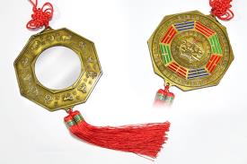 FENG SHUI, VARIOS | ESPEJO FENG SHUI CON SIMBOLOGIA CHINA Y POMPON ROJO 35X12,5CM