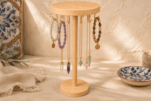 TALISMANES | EXPOSITOR  DE PIE MEDIANO DE MADERA COLOR SUAVE PARA PULSERAS/PENDULOS 39X11,5CM.