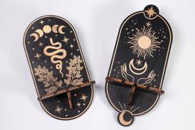 PENDULOS Y VARILLAS RADIESTESIA | EXPOSITOR DE PENDULOS MADERA PARA PARED ALARGADO CON DISE�OS ESOTERICOS 24 CM.