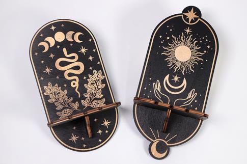 PENDULOS Y VARILLAS RADIESTESIA | EXPOSITOR DE PENDULOS MADERA PARA PARED ALARGADO CON DISE�OS ESOTERICOS 24 CM.