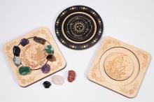 EXPOSITOR MADERA PARA MINERALES DISE�OS ESOTERICOS 9,3X9,3 CM.