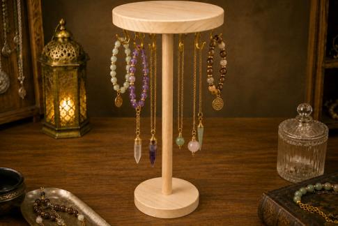 TALISMANES | EXPOSITOR MEDIANO DE MADERA COLOR SUAVE PARA PULSERAS/PENDULOS 39X11,5CM.