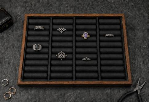 TALISMANES | EXPOSITOR PARA  ANILLOS CON SEPARADORES COLOR NEGRO CON BORDE DE MADERA 35X24X4CM.