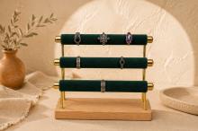 EXPOSITOR PARA ANILLOS TRIPLE CON TERCIOPELO VERDE, BORDES DORADOS Y BASE DE MADERA 12X21 CM.