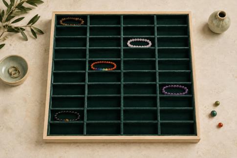 TALISMANES | EXPOSITOR PARA PULSERAS CON SEPARADORES DE COLOR VERDE Y BORDE DE MADERA 34X24X4CM.