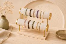 EXPOSITOR PARA PULSERAS DOBLE DE TERCIOPELO BEIG, BORDES DORADOS Y BASE DE MADERA 19X29CM. EXPOSITOR PARA PULSERAS DOBLE DE TERCIOPELO BEIG, BORDES DORADOS Y BASE DE MADERA 19X29CM.