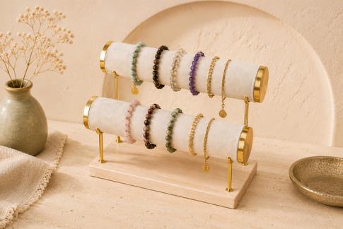 TALISMANES | EXPOSITOR PARA PULSERAS DOBLE DE TERCIOPELO BEIG,  BORDES DORADOS Y BASE DE MADERA 19X29CM.