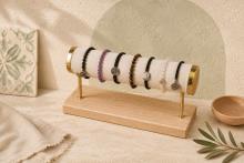 EXPOSITOR PARA PULSERAS INDIVIDUAL DE TERCIOPELO BEIG, BORDES DORADOS Y BASE DE MADERA 13X29CM. EXPOSITOR PARA PULSERAS INDIVIDUAL DE TERCIOPELO BEIG, BORDES DORADOS Y BASE DE MADERA 13X29CM.