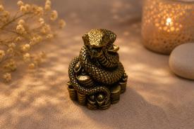 FIGURAS FENG SHUI | FIGURA BRONCE SERPIENTE ENROSCADA SOBRE LINGOTES DORADOS 4,5 X 3,5 CM.