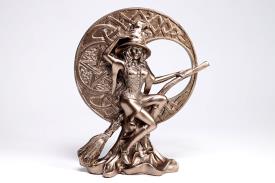 HADAS, BRUJAS Y FANTASA | FIGURA BRUJA MONTADA SOBRE ESCOBA EN MARCO DE LUNA COLOR DORADO 16X13 CM.