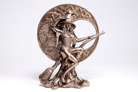 HADAS, BRUJAS Y FANTASA | FIGURA BRUJA MONTADA SOBRE ESCOBA EN MARCO DE LUNA COLOR DORADO 16X13 CM.