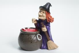 HADAS, BRUJAS Y FANTASA | FIGURA BRUJA SONRIENTE CON CALDERO Y ESCOBA 9,5 X 4,5 CM.