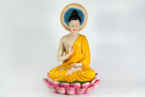 BUDAS Y GANESHAS | FIGURA BUDA CON ROPAJE AMARILLO MEDITANDO SOBRE FLOR DE LOTO 45X35CM