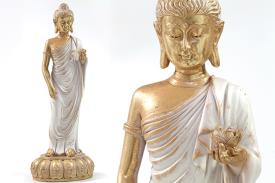 BUDAS Y GANESHAS | FIGURA BUDA DE PIE CON FLOR EN LA MANO SOBRE PEDESTAL COLOR BLANCO Y DORADO 38X14CM