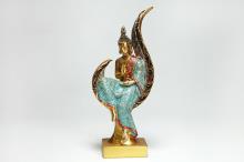 FIGURA BUDA DORADO SENTADO EN TRONO CURVO SOBRE PEDESTAL EN TONOS AZULES Y ROJOS 20 X 8,5 CM.