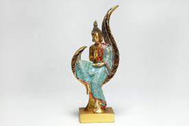 BUDAS Y GANESHAS | FIGURA BUDA DORADO SENTADO EN TRONO CURVO SOBRE PEDESTAL EN TONOS AZULES Y ROJOS 20 X 8,5 CM.