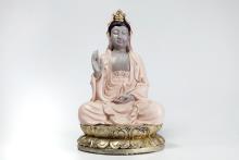 FIGURA BUDA KUAN YIN SOBRE PEDESTAL DORADO 25 X 16 CM. (MODELOS SURTIDOS)