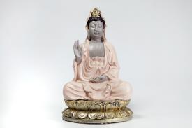 BUDAS Y GANESHAS | FIGURA BUDA KUAN YIN SOBRE PEDESTAL DORADO 25 X 16 CM. (MODELOS SURTIDOS)