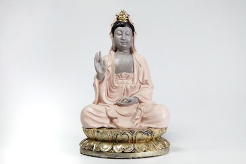 BUDAS Y GANESHAS | FIGURA BUDA KUAN YIN SOBRE PEDESTAL DORADO 25 X 16 CM. (MODELOS SURTIDOS)