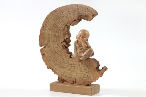 COMODIN | FIGURA BUDA NIO FELIZ SOBRE LUNA MENGUANTE EFECTO MADERA 29X25CM