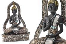 FIGURA BUDA SENTADO EN ALTAR CON TRAJE MULTICOLOR 26X17CM