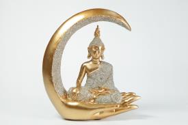 BUDAS Y GANESHAS | FIGURA BUDA SENTADO EN MANO CON LUNA EN TONOS BLANCOS Y VERDES 21 X 18 CM.