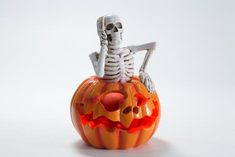 HADAS, BRUJAS Y FANTAS�A | FIGURA BUSTO CALAVERA PENSATIVA SOBRE CALABAZA CON LUZ LED 15X10CM