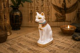 EGIPTO | FIGURA DIOSA BASTET COLOR BLANCO CON COLLAR EN VIVOS COLORES Y PENDIENTE DORADO 9,5 X 4,5 CM.
