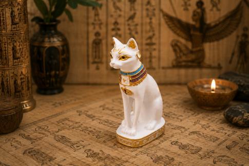 COMODIN | FIGURA DIOSA BASTET COLOR BLANCO CON COLLAR EN VIVOS COLORES Y PENDIENTE DORADO 9,5 X 4,5 CM.