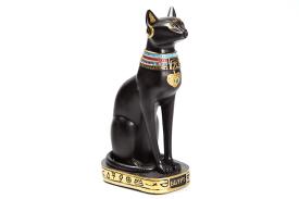 EGIPTO | FIGURA DIOSA BASTET COLOR NEGRO Y DORADO CON COLLAR MULTICOLOR Y PENDIENTES 17,5 X 9 CM.
