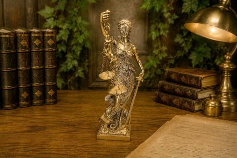 DIOSAS | FIGURA DIOSA JUSTICIA PISANDO A SERPIENTE COLOR DORADO BRILLANTE 27 X 8,5 CM.