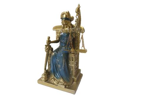 FIGURAS VARIAS | FIGURA DIOSA JUSTICIA SENTADA EN TRONO COLOR DORADO Y AZUL 20 CM RESINA