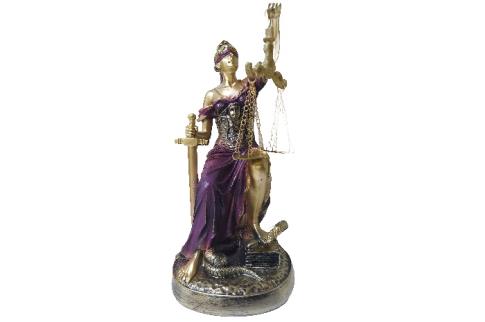 COMODIN | FIGURA DIOSA JUSTICIA SENTADA SOBRE BOLA DEL MUNDO COLOR DORADO Y LILA 28 CM RESINA