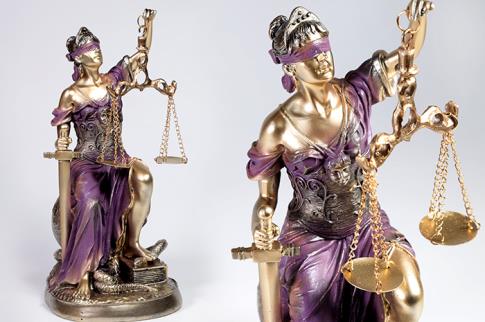 DIOSAS | FIGURA DIOSA JUSTICIA SENTADA SOBRE BOLA DEL MUNDO COLOR DORADO Y LILA 28 CM RESINA