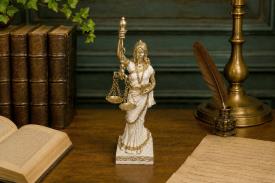 DIOSAS | FIGURA DIOSA JUSTICIA SOBRE PEDESTAL COLOR BLANCO Y DORADO 24 X 7,5 CM.