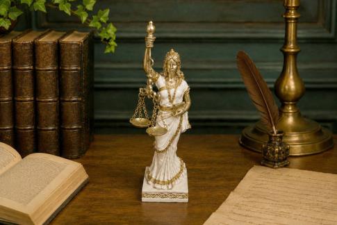 COMODIN | FIGURA DIOSA JUSTICIA SOBRE PEDESTAL COLOR BLANCO Y DORADO 24 X 7,5 CM.