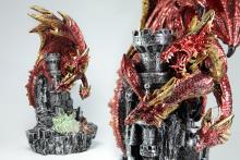 FIGURA DRAGON DE TRIPLE CABEZA SOBRE CASTILLO CON LUZ LED (COLORES SURTIDOS) 30X16CM