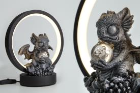 DRAGONES | FIGURA DRAGONCITO IMITACION PIEDRA CON BOLA DE CRISTAL SOBRE PEDESTAL Y CIRCULO CON LUZ LED 21X18CM