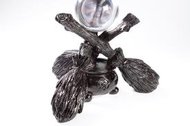 HADAS, BRUJAS Y FANTASA | FIGURA ESCOBAS CRUZADAS BASE ESPECIAL PARA BOLA DE CRISTAL O MINERAL 15X17 CM.