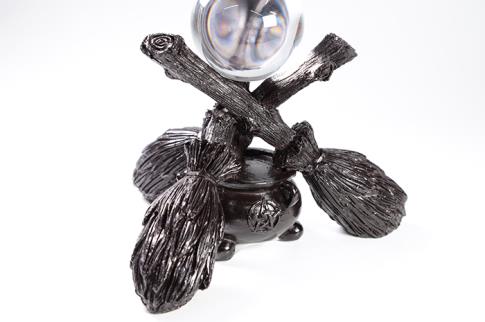 HADAS, BRUJAS Y FANTASA | FIGURA ESCOBAS CRUZADAS BASE ESPECIAL PARA BOLA DE CRISTAL O MINERAL 15X17 CM.