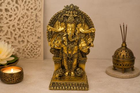 COMODIN | FIGURA GANESHA 5 CABEZAS EN TRONO SOBRE PEDESTAL COLOR DORADO 25 X 16 CM.